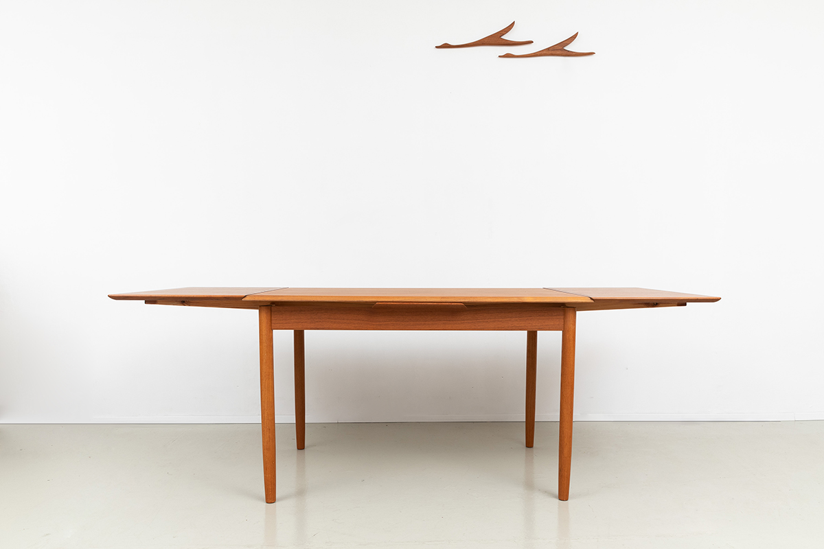 Großer Teakesstisch