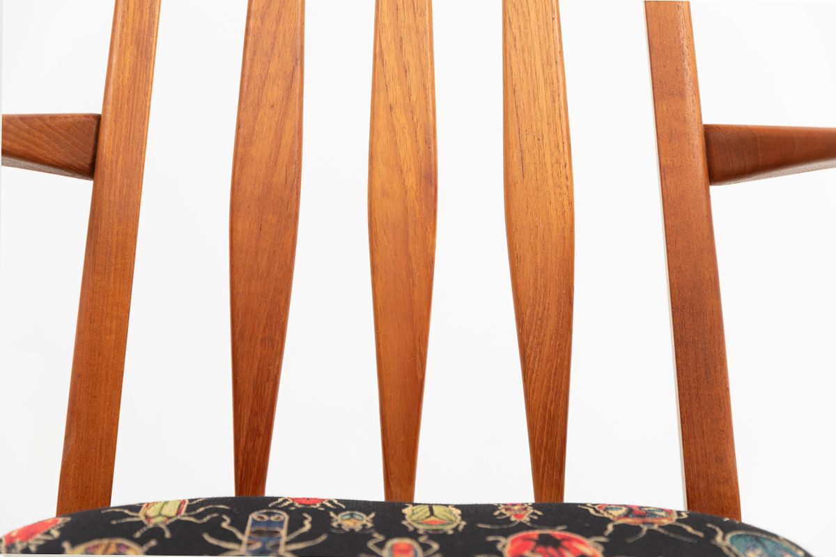 Gobelinstoff mit Käfermotiv Teakstuhl