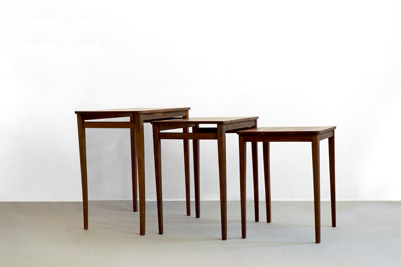 Nestling_set_Satztische_Palisander